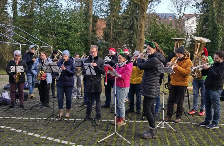 Weihnachtsspielen an den Seniorenheimen
