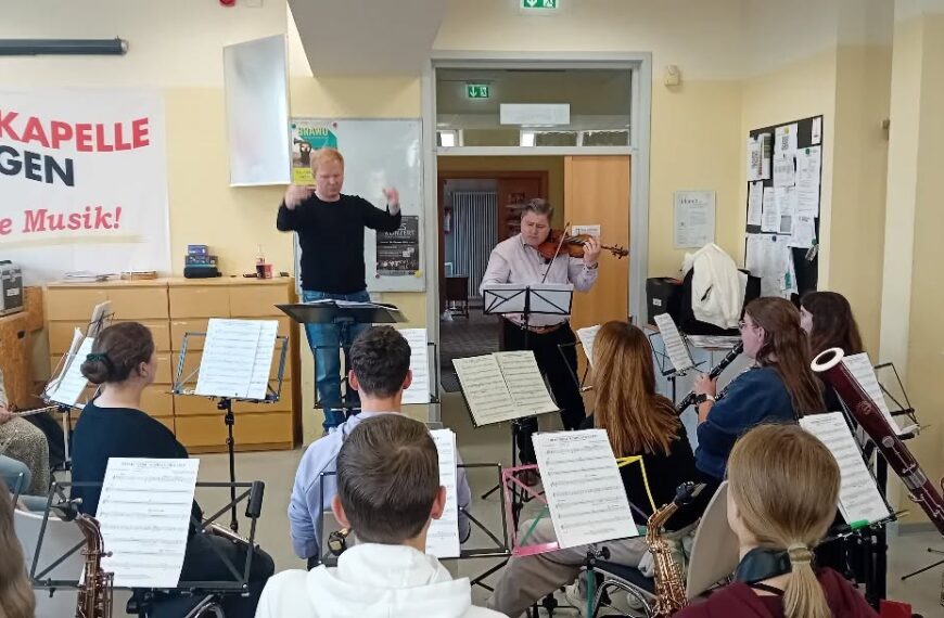 Probentag mit Konzertmeister Catalin Desaga an der Geige für das Jahreskonzert am 22. November – Vorverkauf läuft