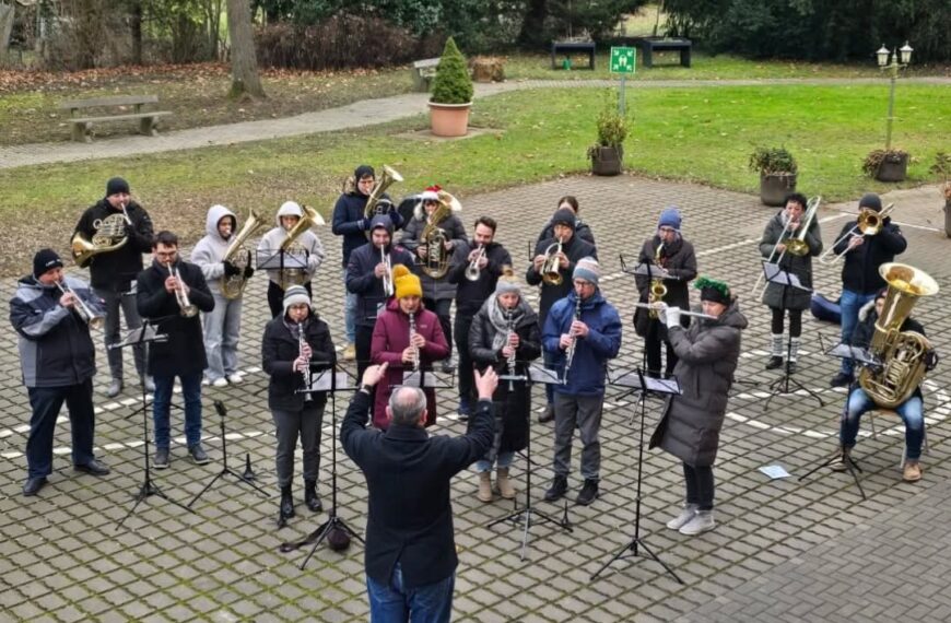 Weihnachtsspielen an den Seniorenheimen
