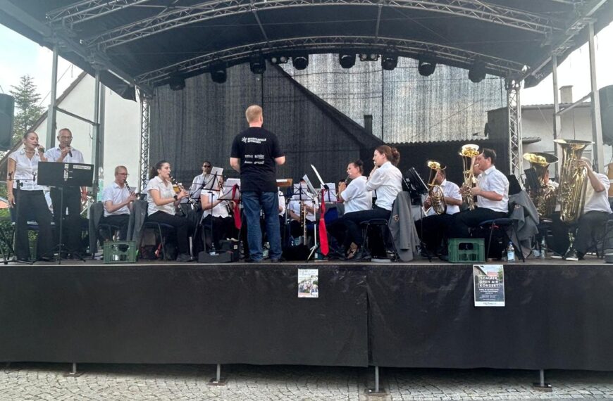 Gelungener Sommerabend mit der Stadtkapelle beim Dorffest in Zaisenhausen